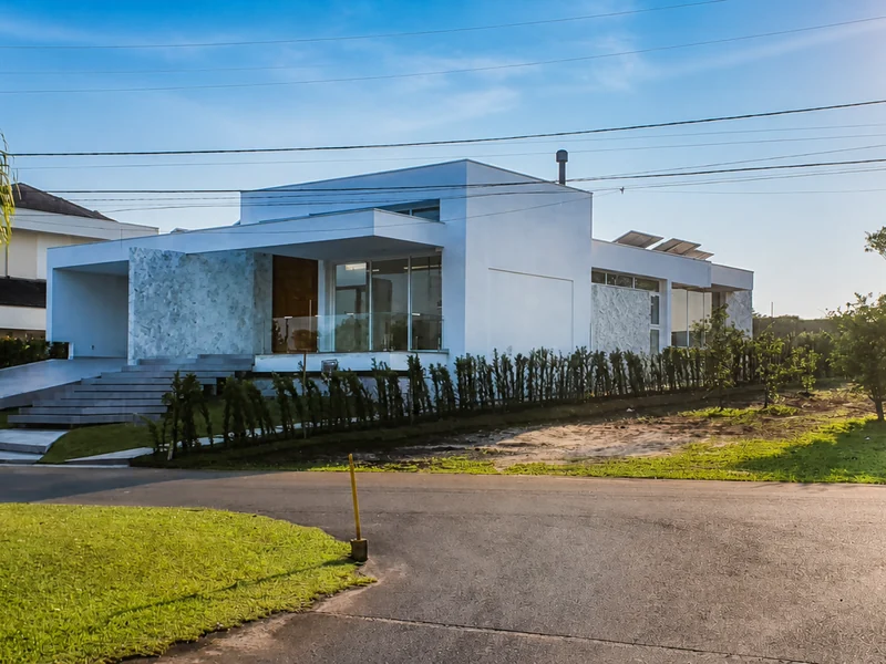 A mesma residência vista da esquina, com o paisagismo entregue