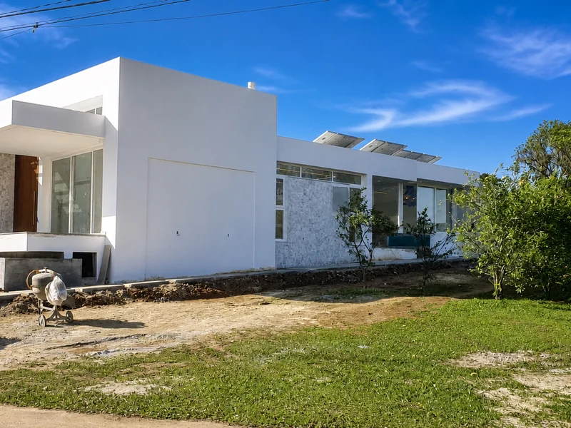 Obra residencial em execução, com estrutura e alvenaria concluídas